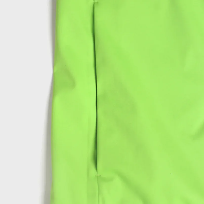 Detail vrecka na zips na zelenej softshellovej bunde