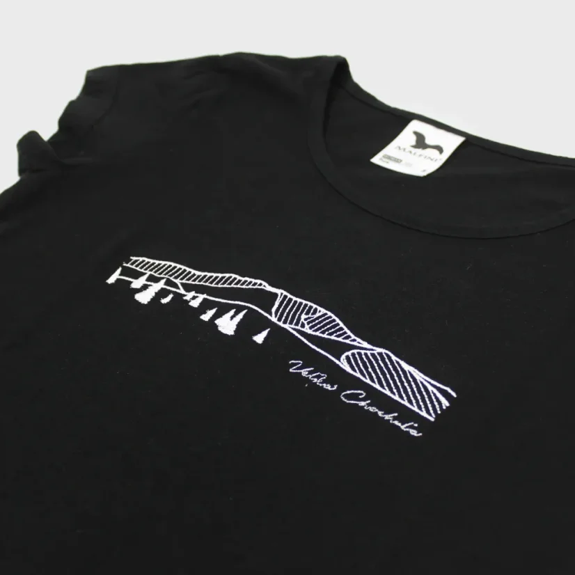 Detail výšivky hôr na bavlnenom tričku - Veľká Chochuľa