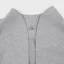 Detail stojáčika na sivom saku Detail stojáčika na sivom saku
