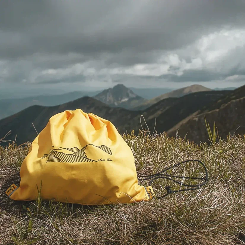Výšivka Malá Fatra zachytáva pohľad z vrchu Chleb na Veľký a Malý Rozsutec
