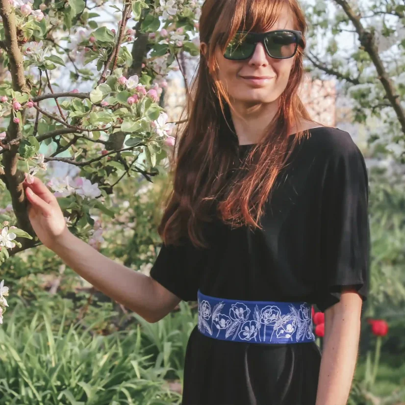 Voľné šaty s vyšívaným opaskom Maky | Ejha