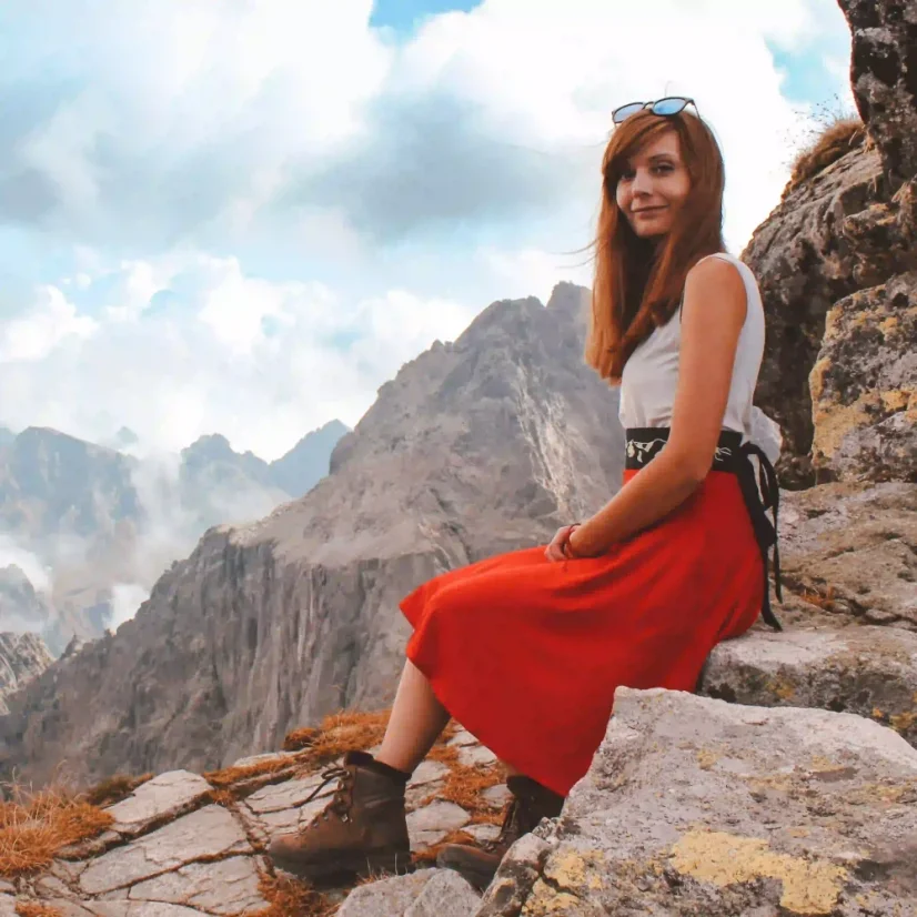 Viskózová červená sukňa s jedinečným vyšívaným opaskom Vysoké Tatry| Ejha