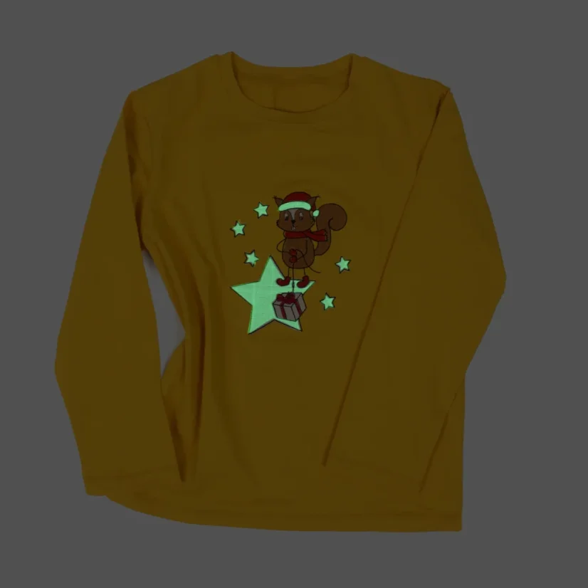 Bavlnené detské tričko s dlhým rukávom a vianočnou svietiacou výšivkou Veverička