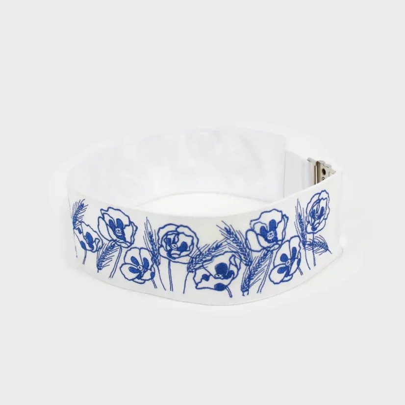 Bočný pohľad na vyšívaný biely opasok Maky