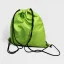 Zatvorenie zeleného vaku a nosenie na chrbte riešené šnúrkami