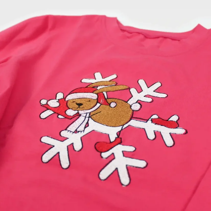 Detail vianočnej výšivky na detskom tričku - Zajko