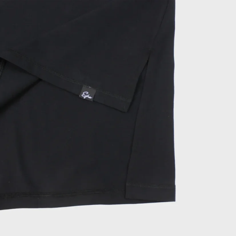 Detail predĺženej dámskej tuniky s bočným rázporkom