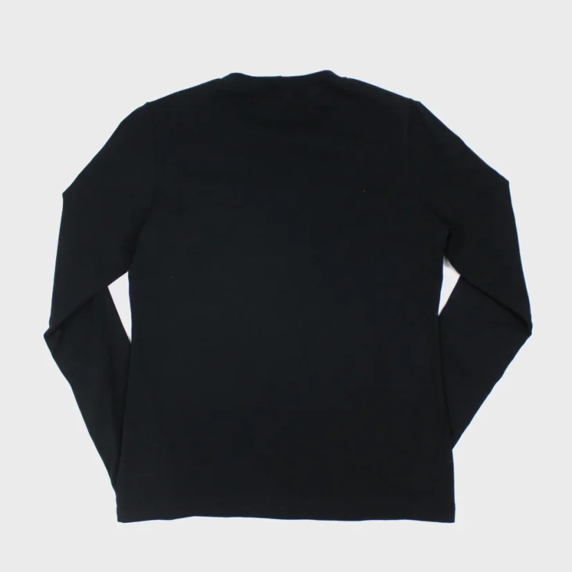 Pohľad zozadu na dámske tričko s dlhým rukávom