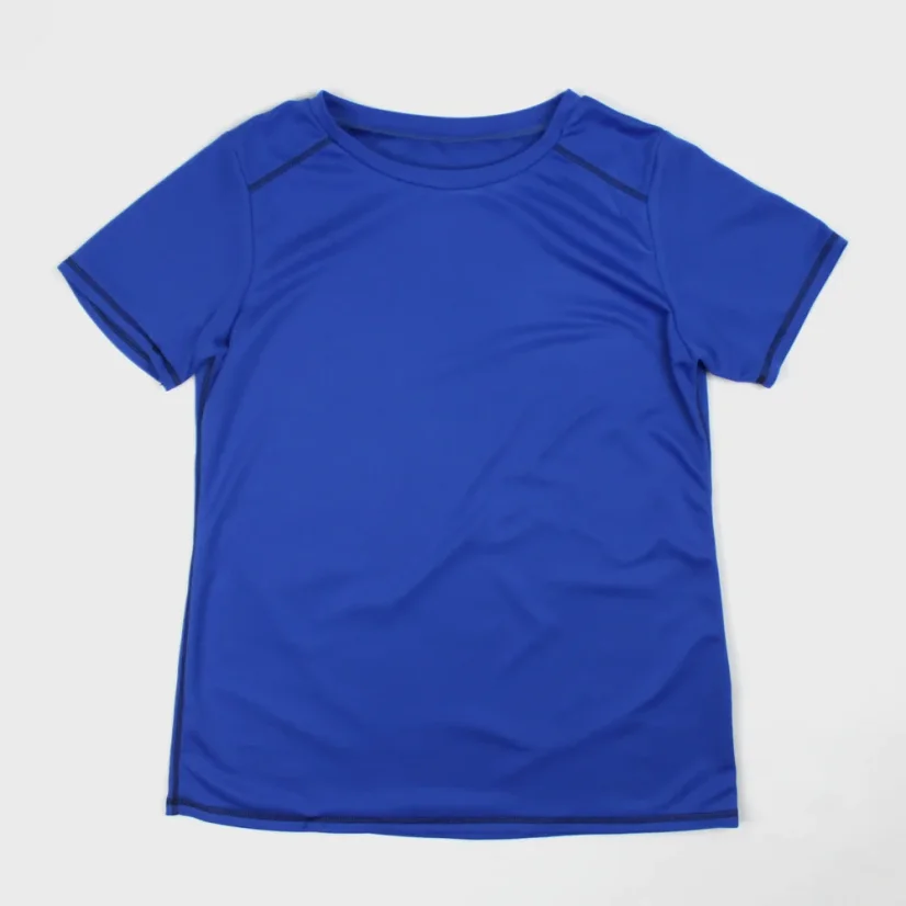 Pohľad spredu  na jednofarebné tričko vhodné na turistiku či šport