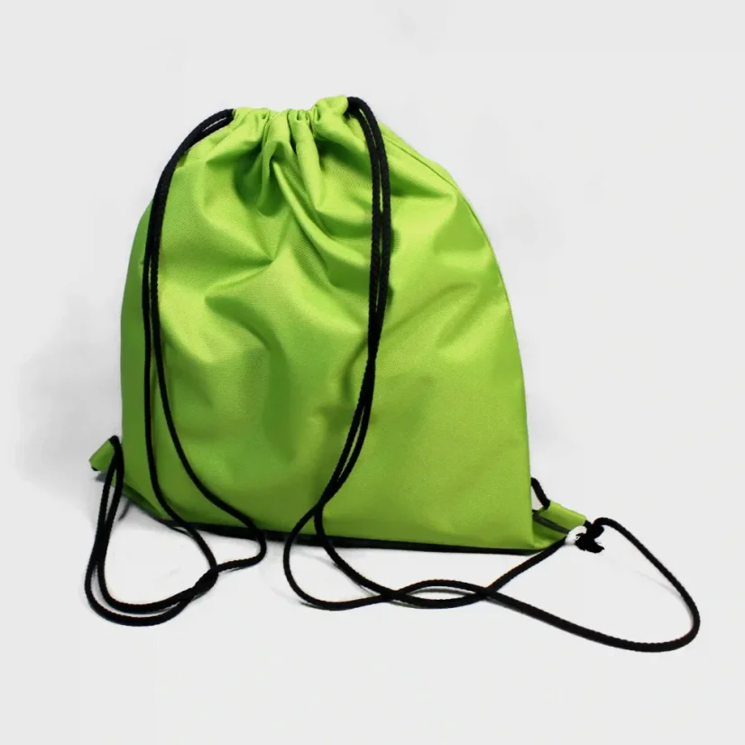 Zatvorenie zeleného vaku a nosenie na chrbte riešené šnúrkami