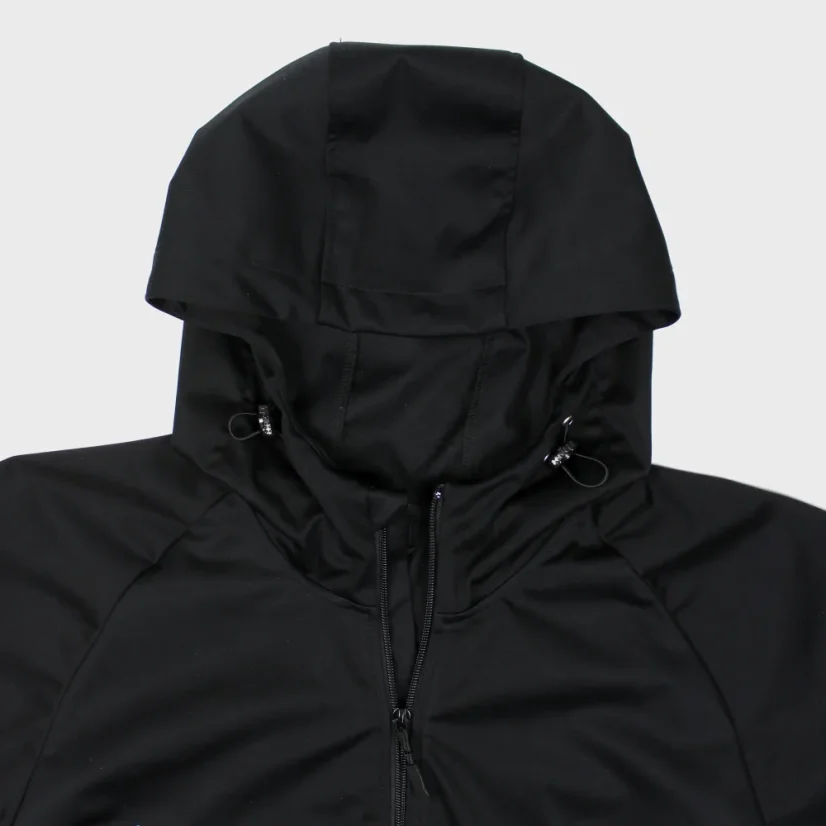 Detail kapucne s gumičkou na pritiahnutie na čiernej "softshellke"