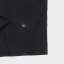 Detail predĺženej dámskej tuniky s bočným rázporkom