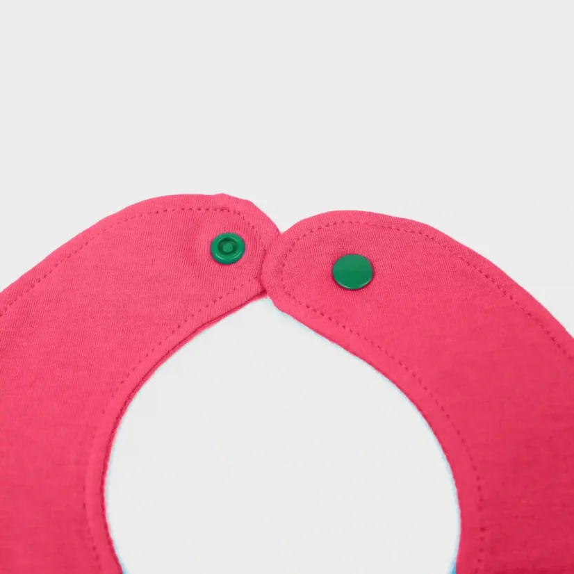 Detail zapínania ružového podbradníka