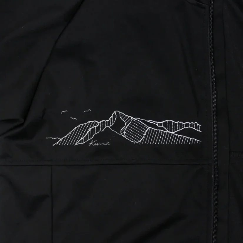 Detail výšivky vpredu na čiernej "softshellke" - Kriváň