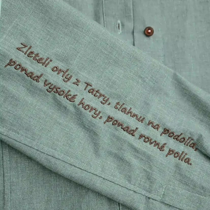 Detail  výšivky textu na rukáve - slovenský verš