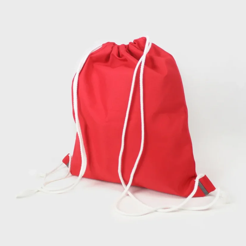 Zatvorenie červeného vaku a nosenie na chrbte riešené šnúrkami
