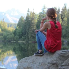 Jednofarebný top vhodný na turistiku či šport