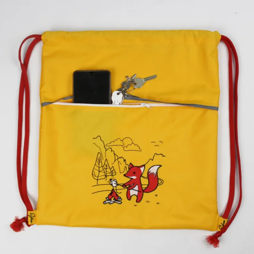 Veľké vonkajšie vrecko na zips vhodné na odloženie kľúčov či mobilu