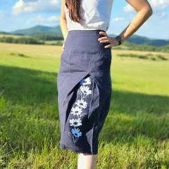 Dámska ľanová sukňa s výšivkou lúky a polia