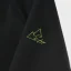 Detail vyšitého loga Ejha na rukáve bundy