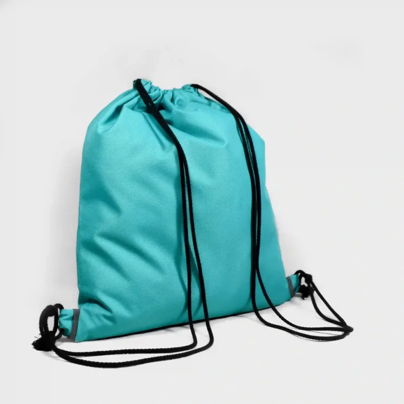 Zatvorenie tyrkysového vaku a nosenie na chrbte riešené šnúrkami