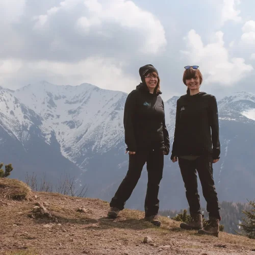 Zakladateľky značky Ejha, Katka a Miška, ktoré tvoria originálne slovenské oblečenie s autorskou výšivkou
