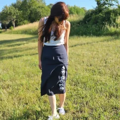 Dámska ľanová sukňa s výšivkou lúky a polia