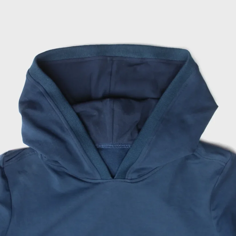 Detail kapucne na dámskej teplákovej mikine cez hlavu