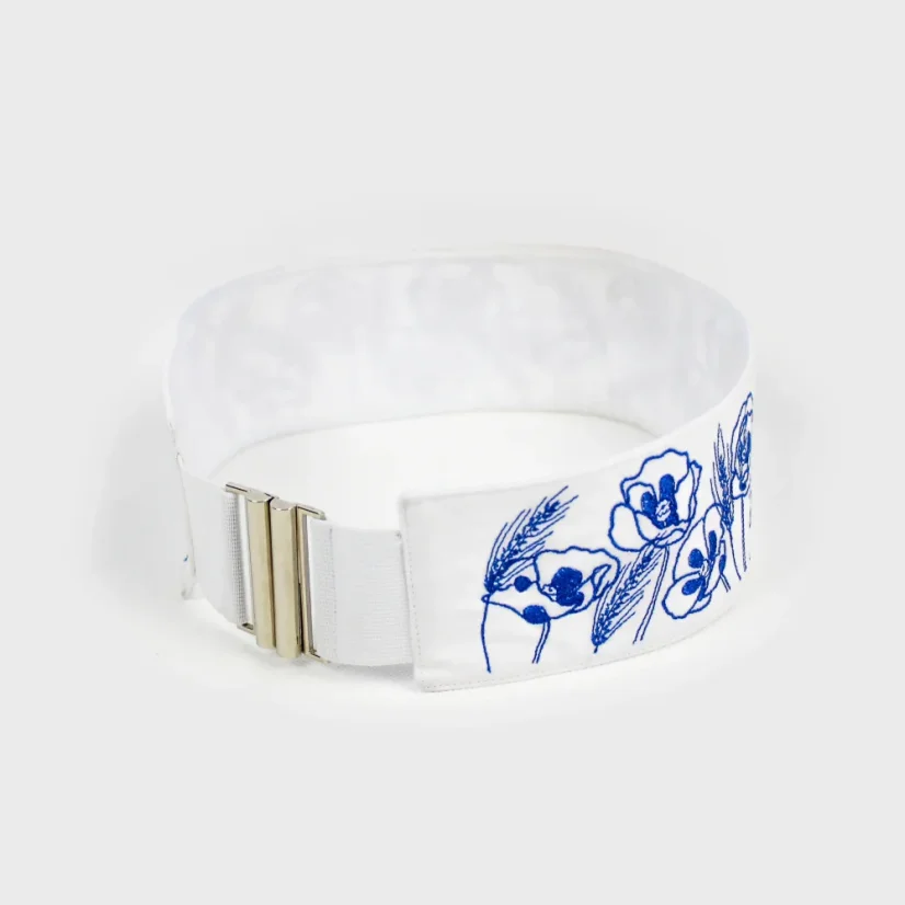 Zadný pohľad na vyšívaný biely opasok Maky