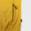 Detail vrecka na zips na žltej "softshellke"