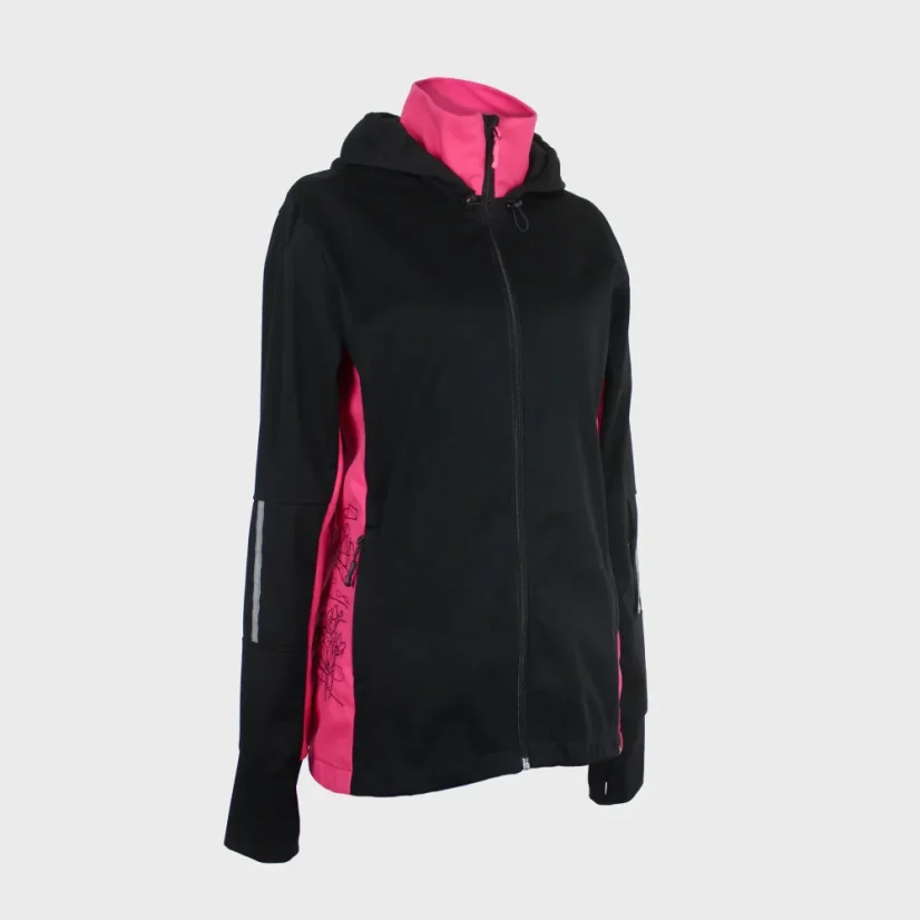 Predný pohľad na dámsku outdoorovú softshellovú bundu