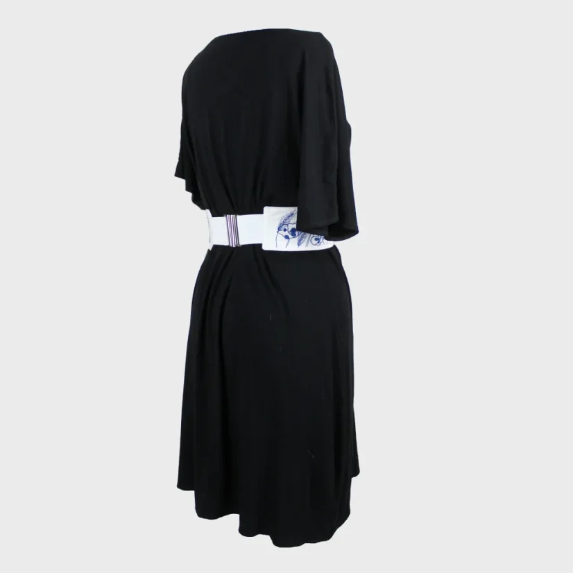 Zadný pohľad na voľné univerzálne šaty - biely opasok Maky