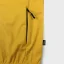 Detail vrecka na zips na žltej softshellovej bunde