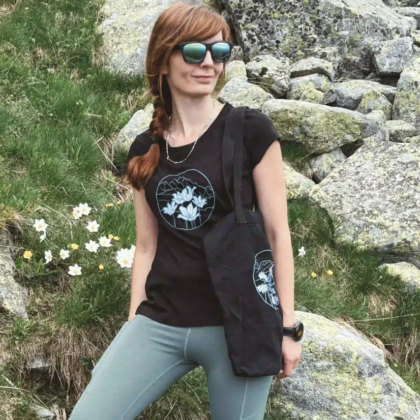 Dámske tričko s výšivkou zo série "Kvety" je dokonalým spojením elegancie a prírody