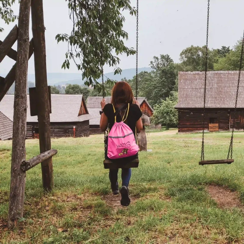 Praktický ružový vyšívaný vak na výlety