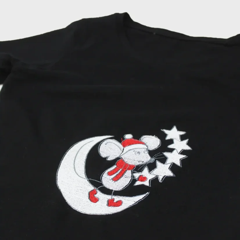 Detail vianočnej výšivky na dámskom tričku - Myška