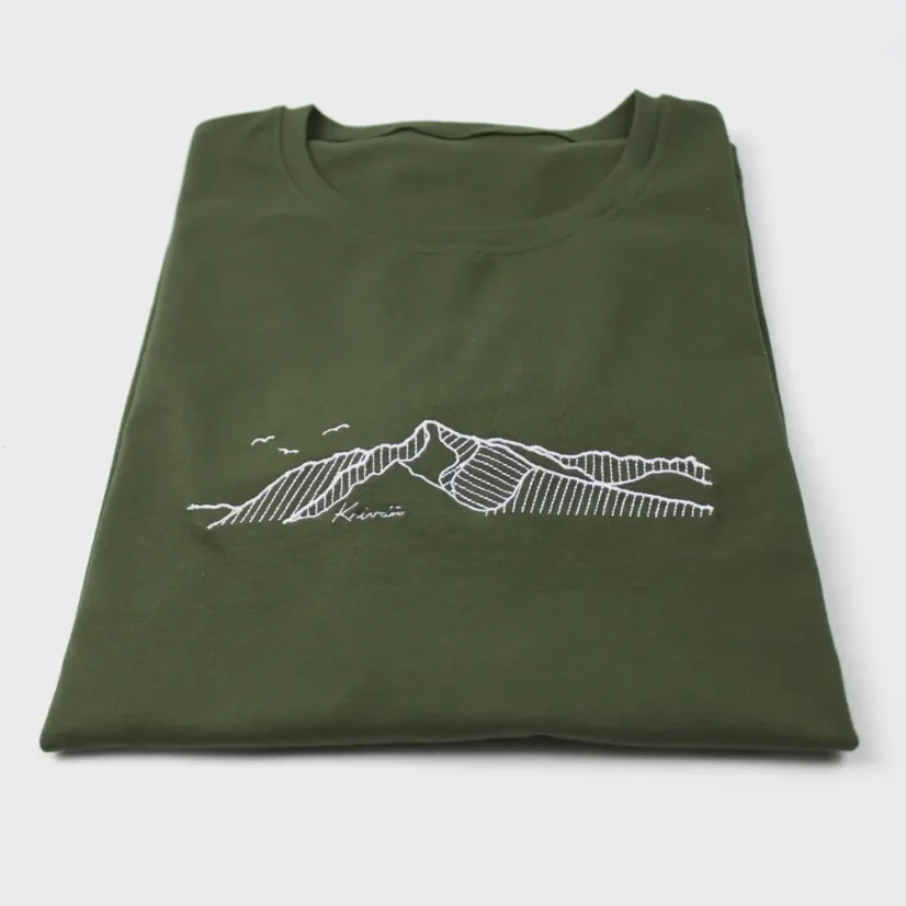 Detail výšivky na pánskom tričku ušitého na Slovensku