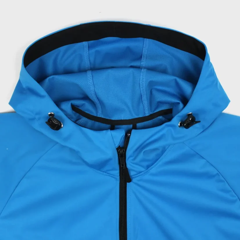 Detail kapucne na pritiahnutie gumičkou na bundách