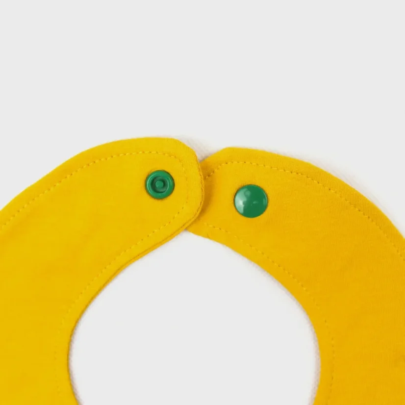 Detail zapínania žltého podbradníka