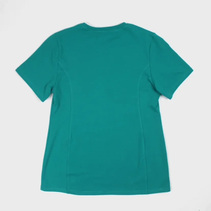 Pohľad zozadu na dámske tričko s výšivkou na čiernom pozadí