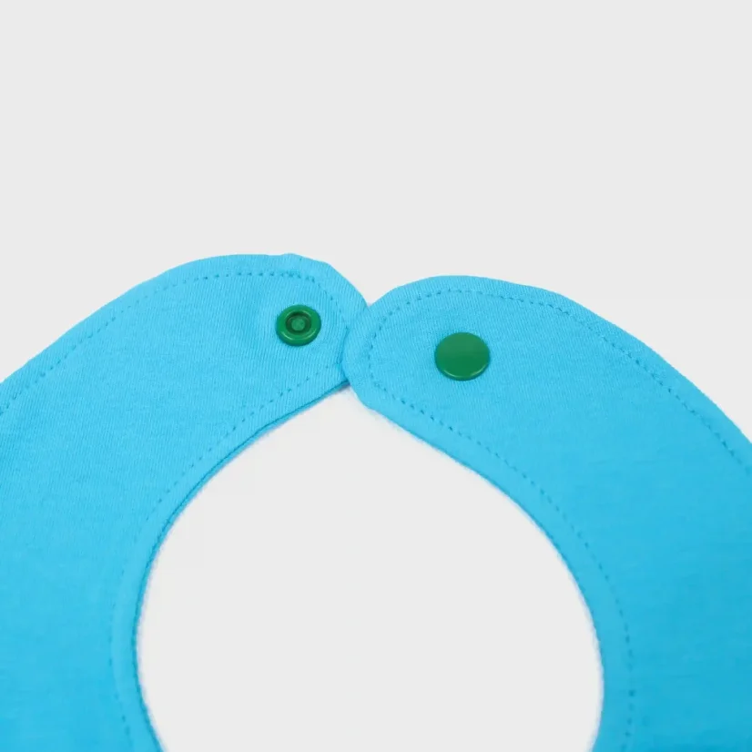 Detail zapínania modrého podbradníka