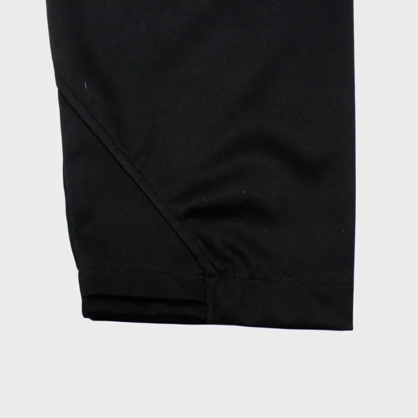 Detail rukáva s otvorom na palec na žltej "softshellke"