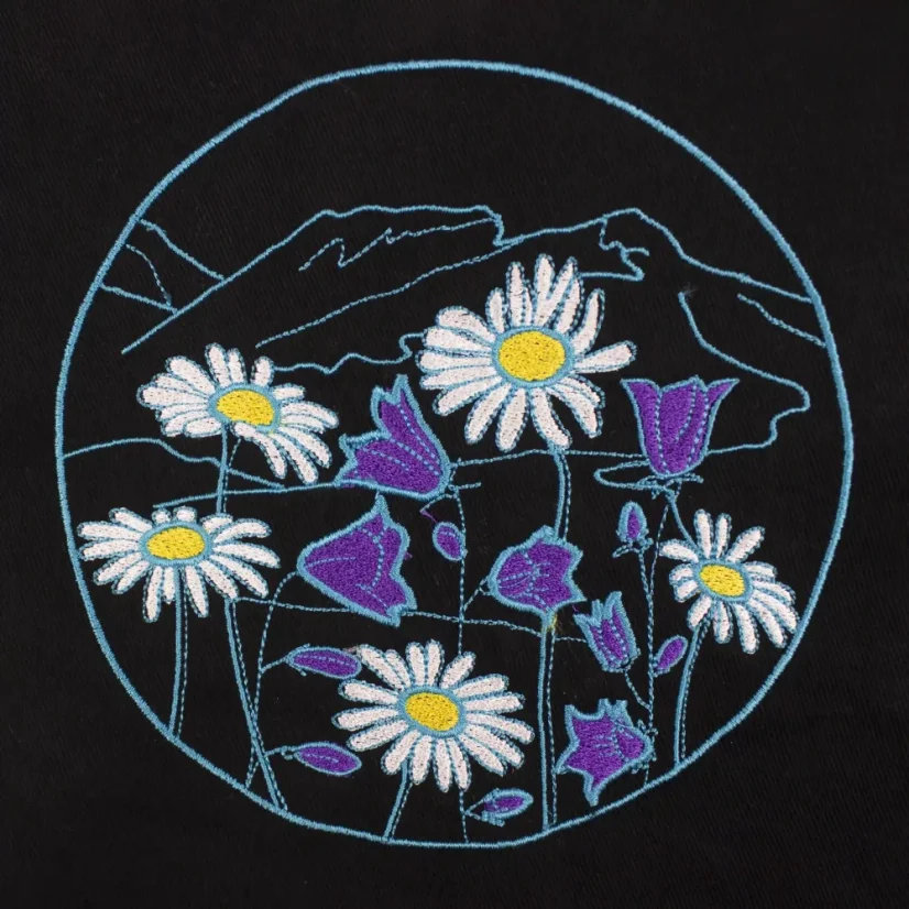 Detail výšivky na nákupnej taške - Lúčne kvety a Čierny kameň