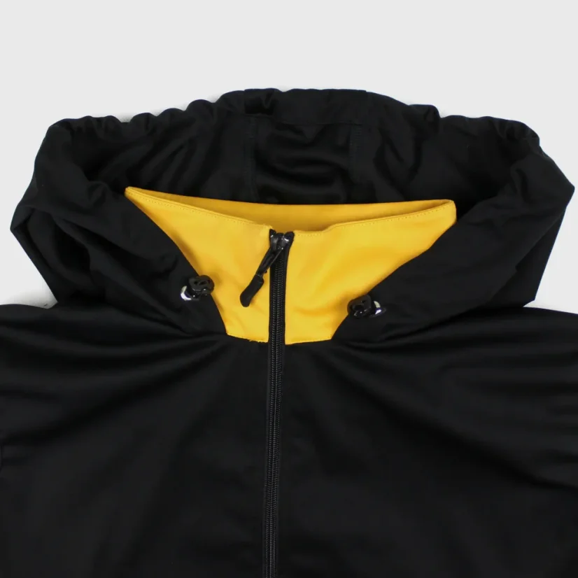 Detail goliera s kapucňou na veste