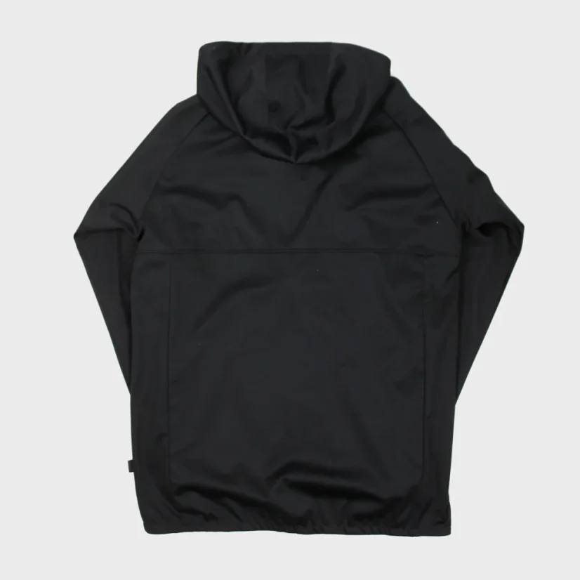 Zadný pohľad na pánsku softshellová bundu čiernu