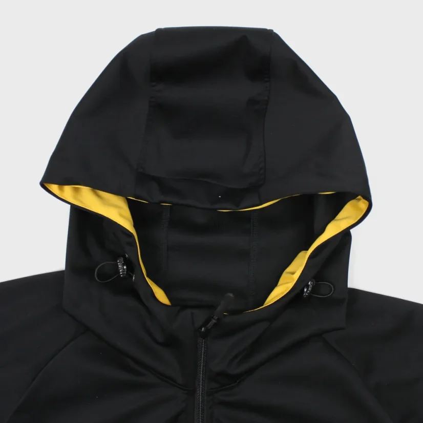 Detail kapucne s gumičkou na pritiahnutie na žltej "softshellke"