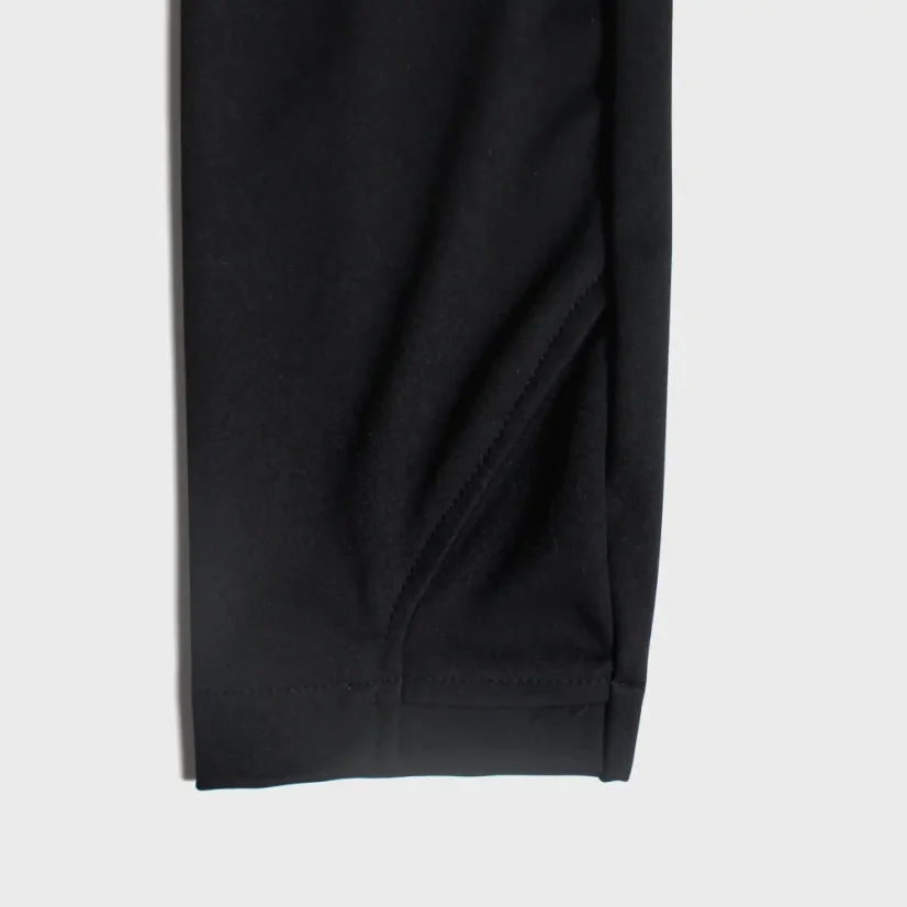 Detail ukončenia rukáva s otvorom na palec na zelenej "softshellke"