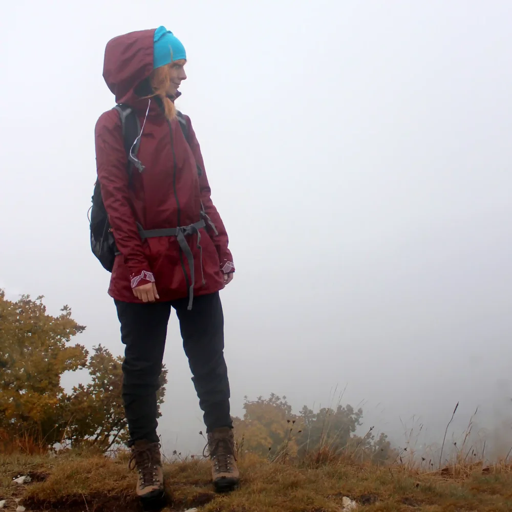 Ideálny darček pre turistu – vyšívaný pršiplášť Ejha v bordovej farbe