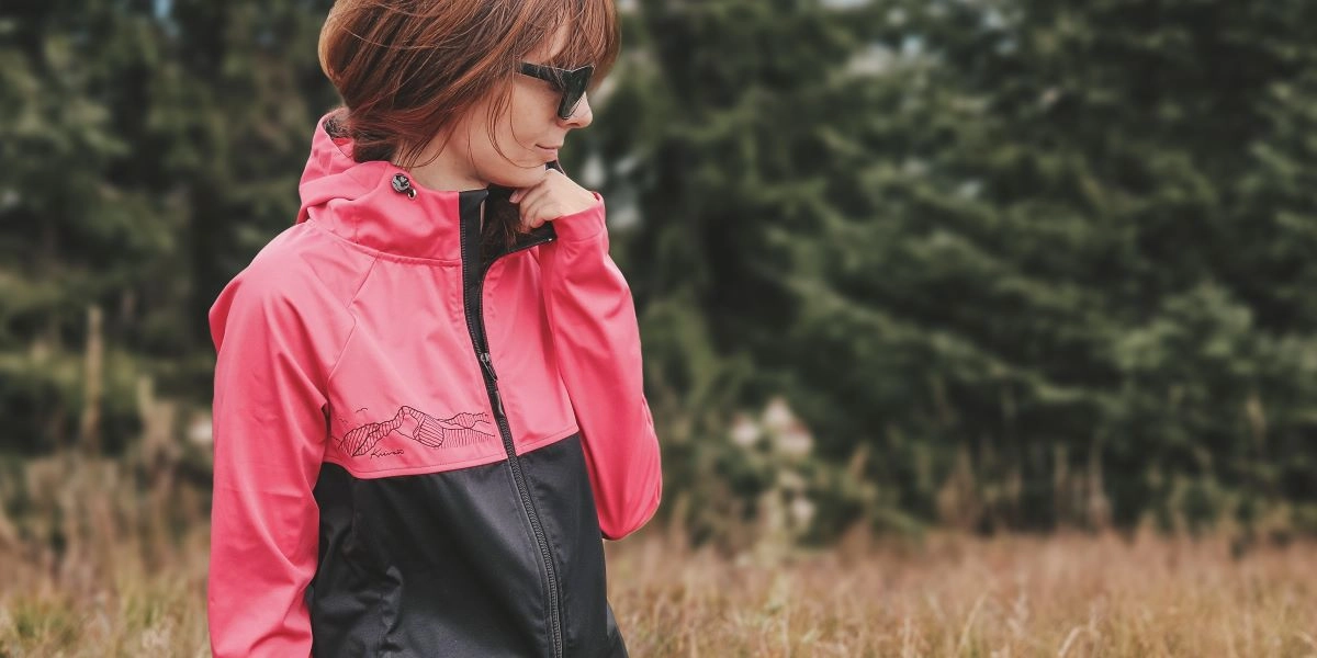 Dámske softshellové bundy - spoľahlivý parťák do vetra, dažďa aj na turistiku, doplnený originálnou výšivkou | Ejha