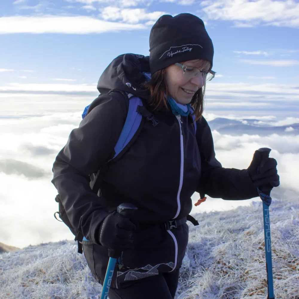 Katka z tímu Ejha, šéfka a hlavná šička, zodpovedná za šitie kvalitného vyšívaného oblečenia.